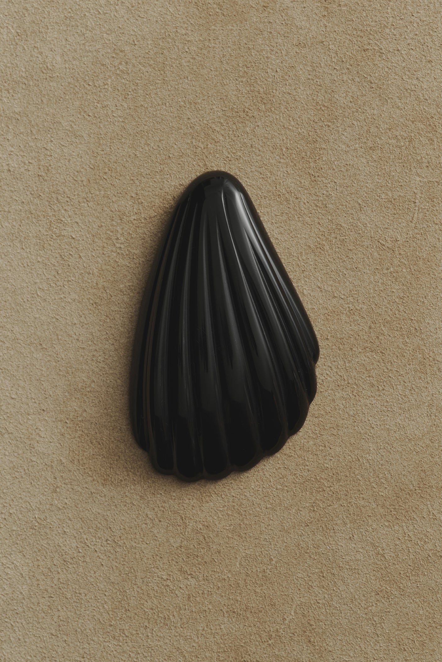 Coquille Hand Mirror In Onyx