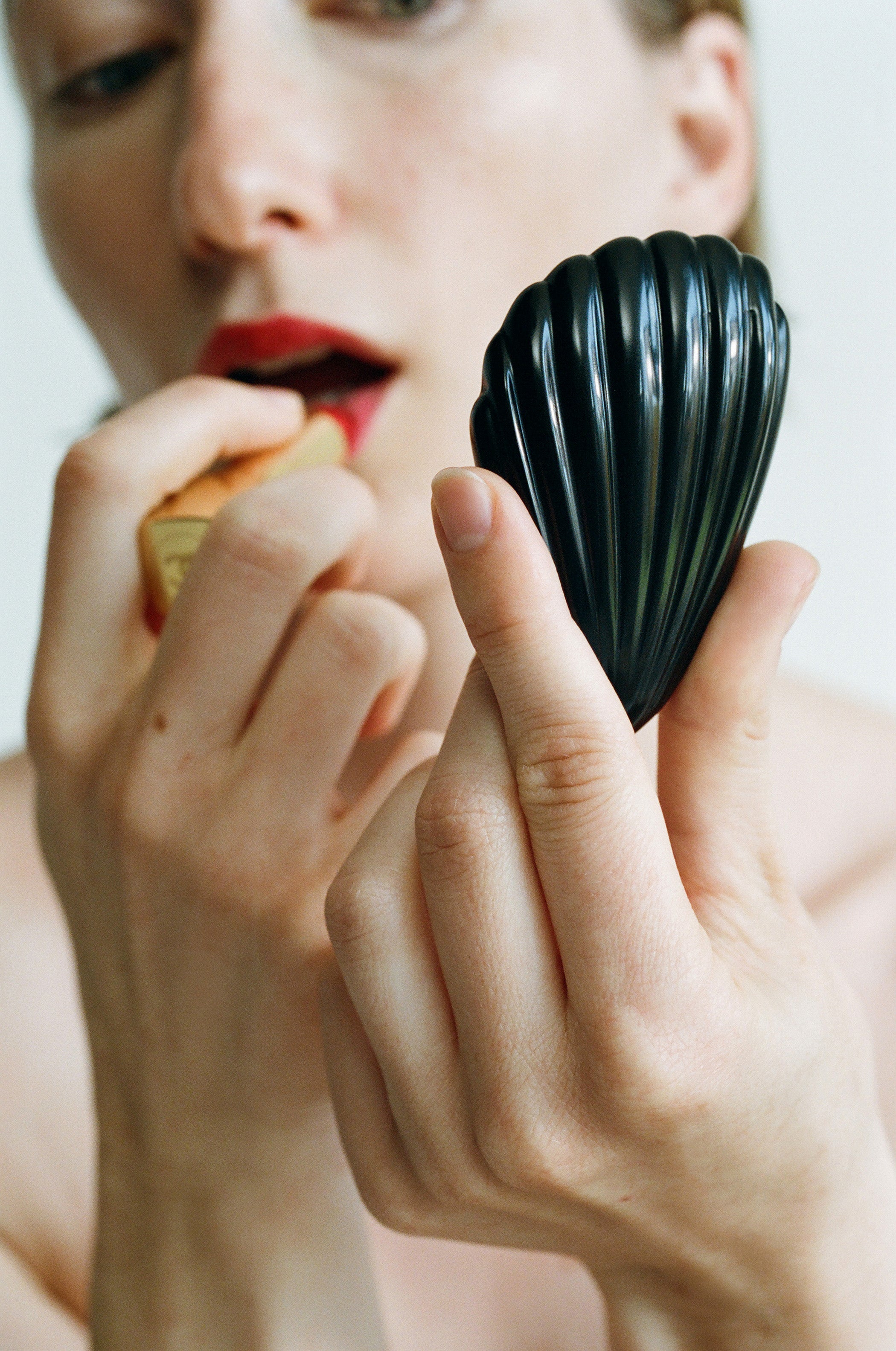 Coquille Hand Mirror In Onyx